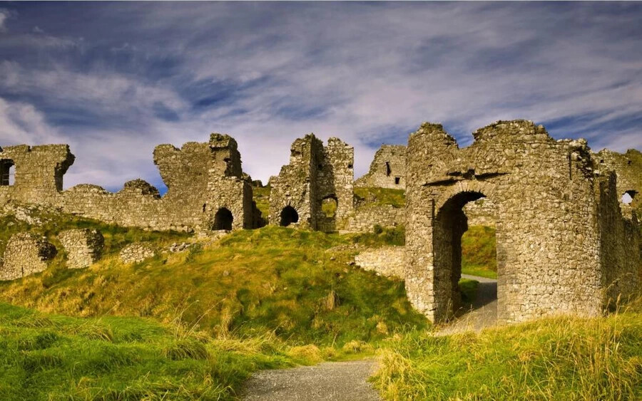 Dunamase, Írország. A Dublintól nyugatra fekvő sziklás dombokon magasodó romok több mérföldről is láthatók. Dunamase várát a 12. században építették a normannok, és fontos védelmi pont volt. Oliver Cromwell csapatai 1650-ben lerombolták, és senki sem tartotta szükségesnek a vár újjáépítését. Falai azonban a mai napig a régi dicsőségről regélnek.