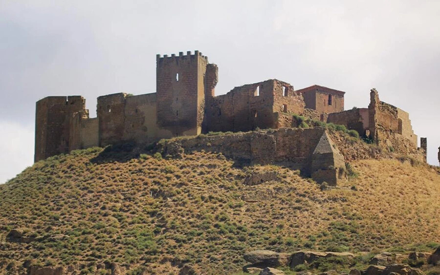 Montearagón, Spanyolország. Egy 11. századi vár romjai magasodnak a spanyolországi Huesca városát körülvevő síkság fölé. Eredetileg erődítményként szolgált, és fontos szerepe volt a muszlimok kiűzésében az Ibériai-félszigetről. Ezután hét évszázadra az Ágoston-rend birtokába került, a 19. században pedig puskapor tárolására használták. A személyzet gondatlansága miatt robbanás történt, amely romba döntötte a várat.