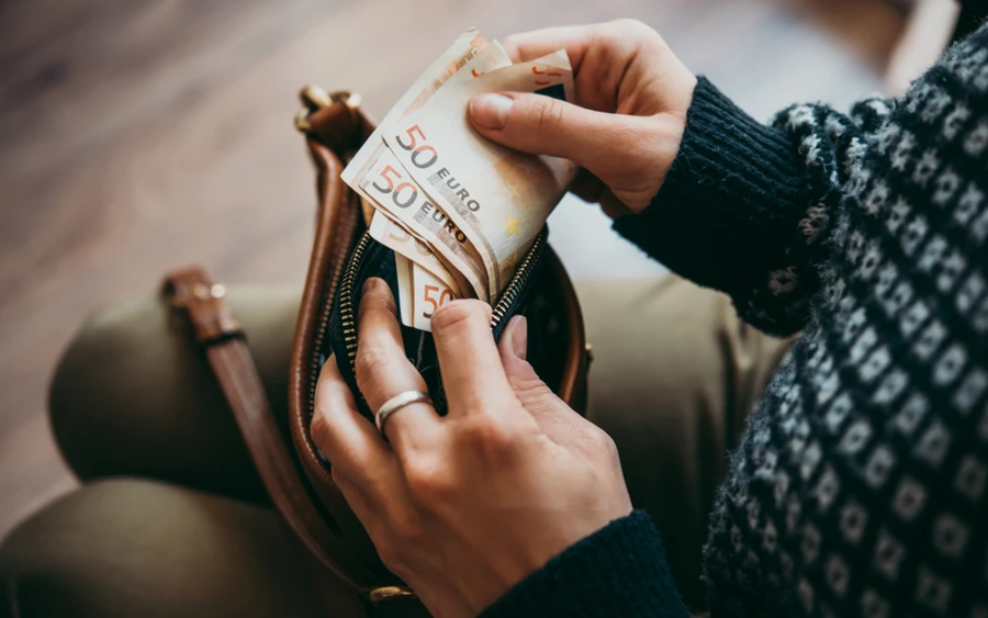 Ha a tartozás „elsőbbségi követelésnek” (szolgáltatóknak, bankoknak való tartozás) minősül, akkor a nyugdíjasnak havonta 273,99 EUR alapösszeget kell meghagyni. Mindez azonban nem jelenti azt, hogy megszabadulnak a tartozásuktól, csak azt, hogy a visszafizetési idő meghosszabbodik.