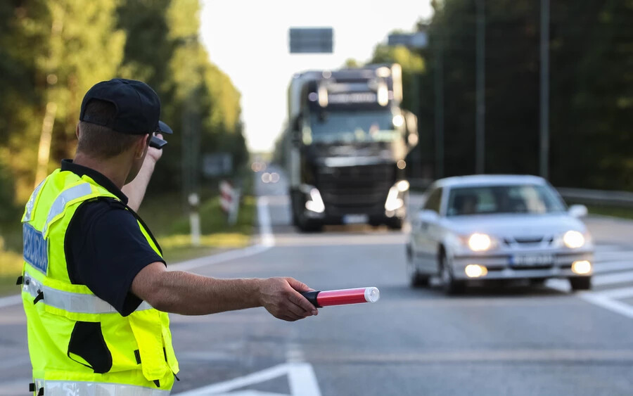 Lettországban az ittas vezetők korábban csak pénzbírságot kaptak. Azonban 2022 végétől az ittas vezetés bűncselekménynek minősül, és börtönbüntetéssel sújtható. A hatóságok az ittas vezetők autóit is elkobozhatják. 