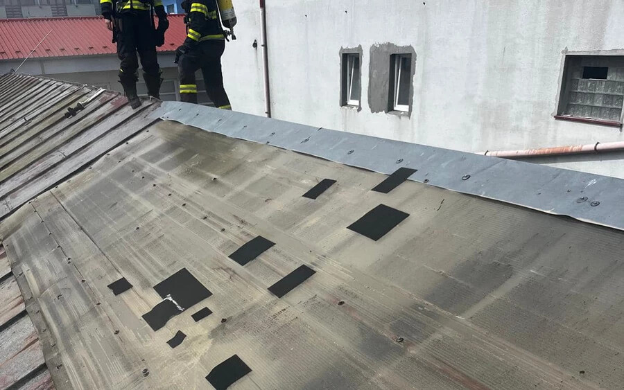 Klímaberendezés okozott tüzet egy pozsonyi épület tetején (FOTÓK)