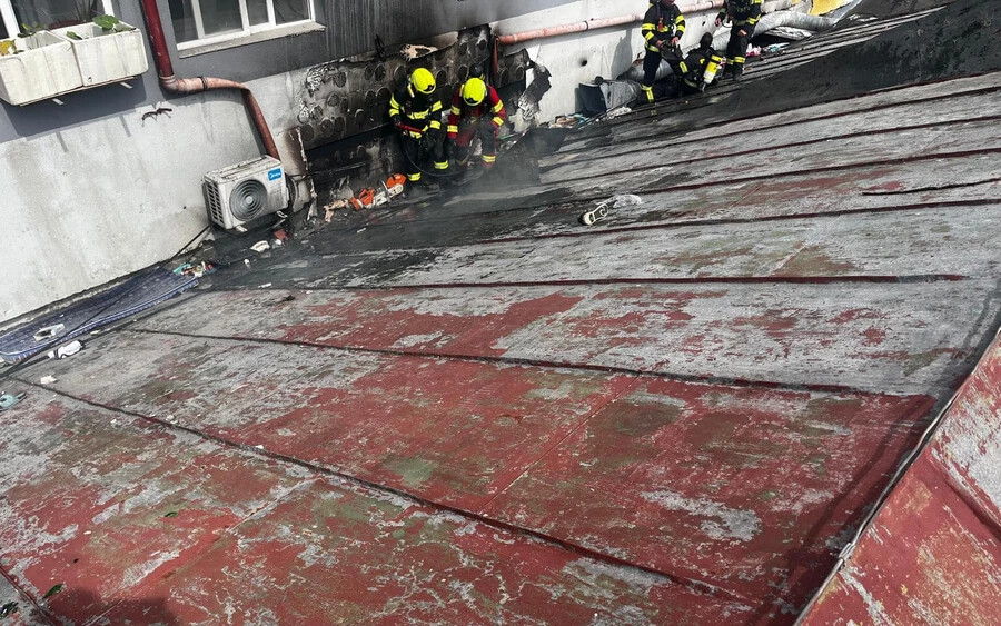Klímaberendezés okozott tüzet egy pozsonyi épület tetején (FOTÓK)