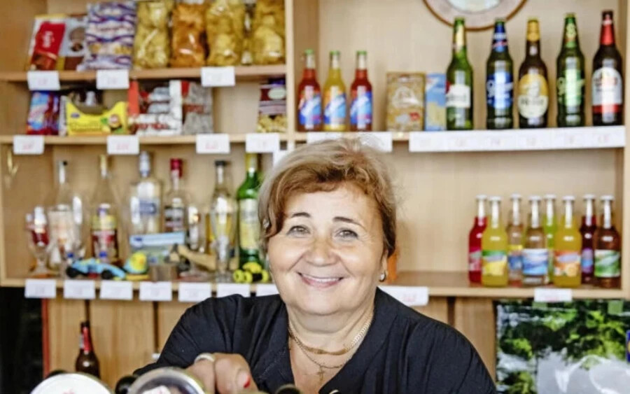 Svetlana Gajdošová a volt élelmiszerbolt tulajdonosa, üzemelteti a helyi kocsmát is, szerinte nem volt más választása, mint bezárni az üzletet az alacsony forgalom miatt. Az ugyanabban az épületben található kocsma továbbra is működik. 