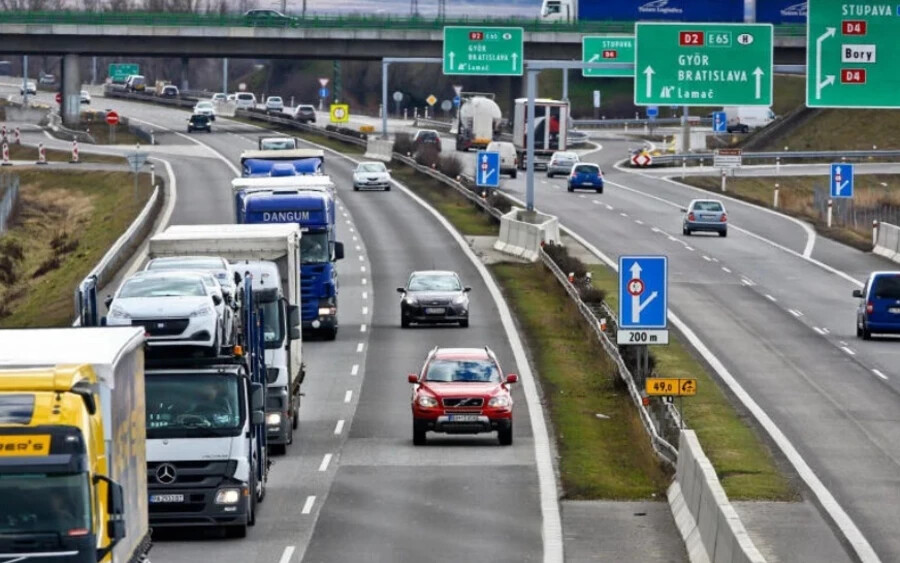Augusztustól egynapos autópálya-matrica is vásárolható lesz Szlovákiában – a vonatkozó javaslatot a kormány szerdán fogadta el. Az egy napra szóló matrica 5,4 euróba kerül majd. Emellett megmarad a 365 napos, a havi és a tíznapos lehetőség.