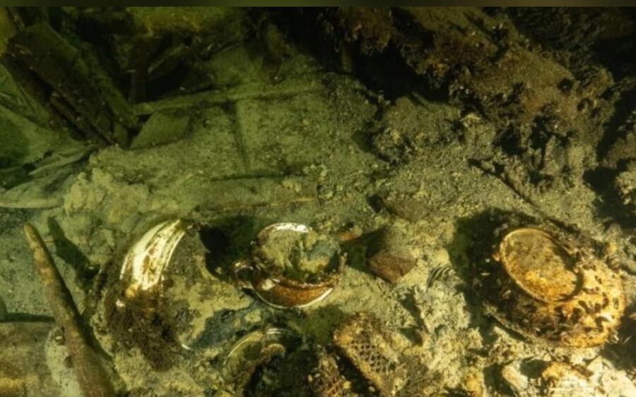 „Úgy tűnik, kincset találtunk” - írta Tomasz Stachura, a búvárok egyike a közösségi oldalán. Elmondása szerint a búvárok először azt hitték, hogy egy jelentéktelen hajóroncsot fedeztek fel a svédországi Öland szigete előtt 58 méter mélyen.