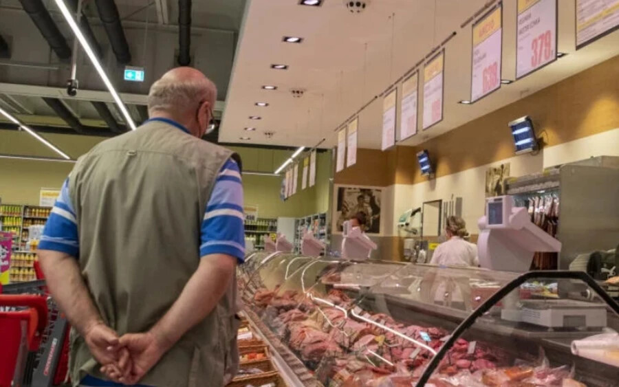 A cseh Albert áruházlánc tette közzé az információkat a fogyasztásra nem alkalmas húsról, amely szlovákiai háztartások fagyasztójában is előfordulhat.