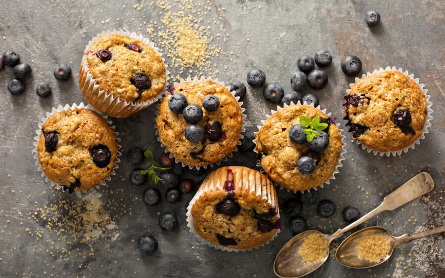 Ha a muffin klasszikus módon készül, akkor biztosan sok cukrot tartalmaz. Bár tagadhatatlanul ízletes, 700-900 kalóriát is tartalmazhat, így igazi kalóriabombának számít.