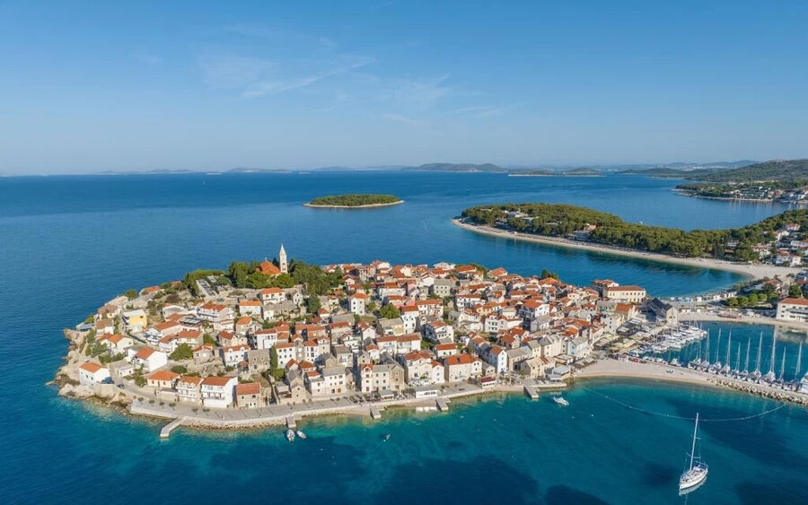 7. Dalmát szigetek, Horvátország. Pontszám: 91,53: Dalmácia egy tengerparti terület az Adriai-tengeren, amely Albániától északra, a horvátországi Zadar városáig húzódik. A leghíresebb sziget, Hvar, az ország negyedik legnépesebb és egyben negyedik legnagyobb szigete. A szárazföldi Makarska és Split városok közelében fekszik. A turisták más dalmát szigeteket is szeretnek, köztük Korculát, Bracot, Vist és Mljetet.