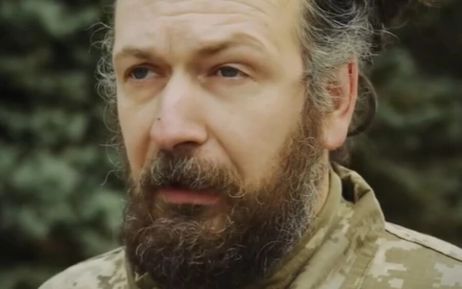 Gajdošík szinte az invázió kezdetétől harcolt Ukrajnáért, és az egység egyik legtapasztaltabb katonája volt. Az elmúlt hetekben-hónapokban az újoncok kiképzésében segédkezett. Emellett többször súlyosan megsebesült, kitüntették, és több tucat csatában vett részt.