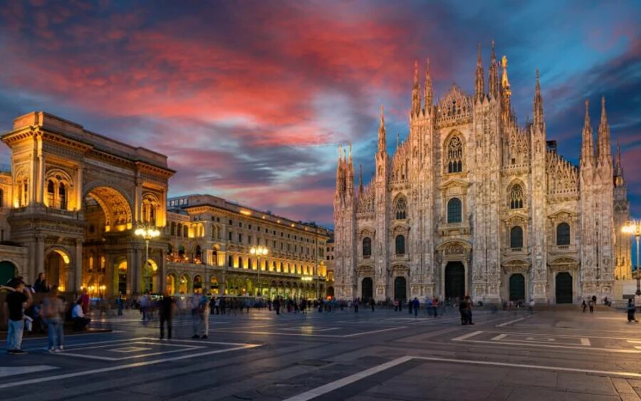 A milánói gótikus székesegyház a milánói érsek székhelye, a világ második legnagyobb gótikus katedrálisa. Több mint ötszáz évig tartott az építése, befogadóképessége 40 ezer fő. Az épület a világ második legnagyobb orgonájával is büszkélkedhet.