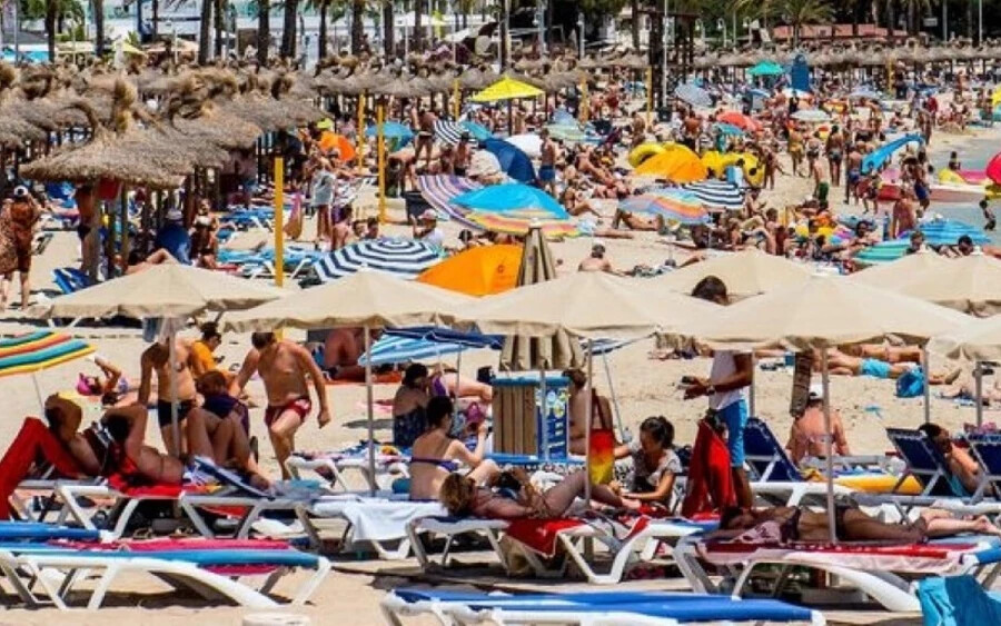 A spanyolországi Mallorca szigetéről egyre több turista tér haza betegen. „A betegség jelenleg széles körben elterjedt a szigeten, a tendencia továbbra is emelkedő" - mondta az egészségügyi minisztérium szóvivője a Mallorca Zeitung című lapnak.