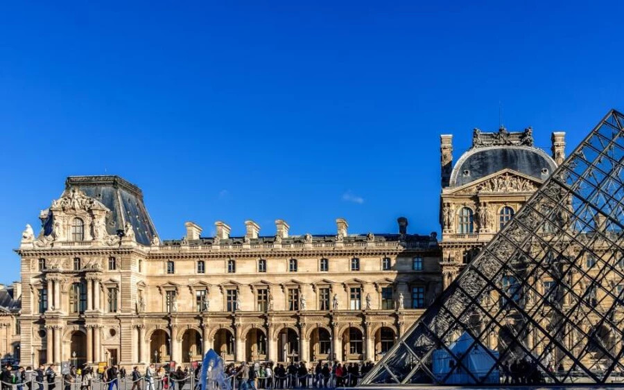A párizsi Louvre Múzeum a világ harmadik legnagyobb múzeuma, 1793-ban nyílt meg. A gyűjtemény alapjait a Valois-házból származó I. Ferenc király fektette le, de azt nagymértékben bővítették, különösen Bonaparte Napóleon. A Louvre-ban található például Leonardo Da Vinci Mona Lisa című műve.