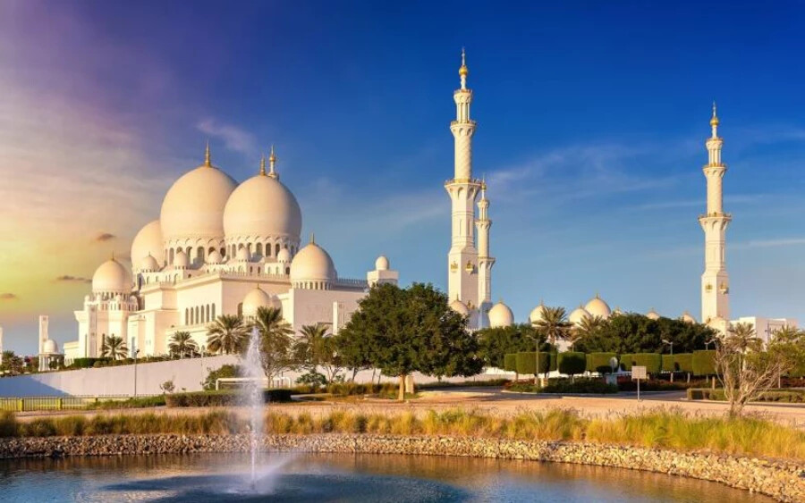 A Sheikh Zayed nagymecset, a világ harmadik legnagyobb mecsete Abu Dhabi emirátusban található. Nevét az Egyesült Arab Emírségek alapítójáról és első elnökéről kapta. Vallási célokat szolgál, az iszlám kultúra emlékműve, az iszlám tudományok központja és Zayed sejk végső nyughelye. Tizenkét évig épült, és körülbelül 40 ezer ember befogadására alkalmas.
