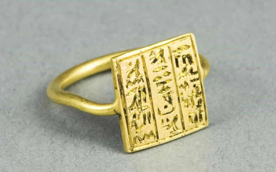 A gyűrű hagyománya 3000 évvel ezelőttig nyúlik vissza, ugyanis az egyiptomi fáraók használtak őket először. Később a görögök is átvették a hagyományt, mely szerint a szerelmesek gyűrűkkel jelképezték egymás iránti elkötelezettségüket. 
