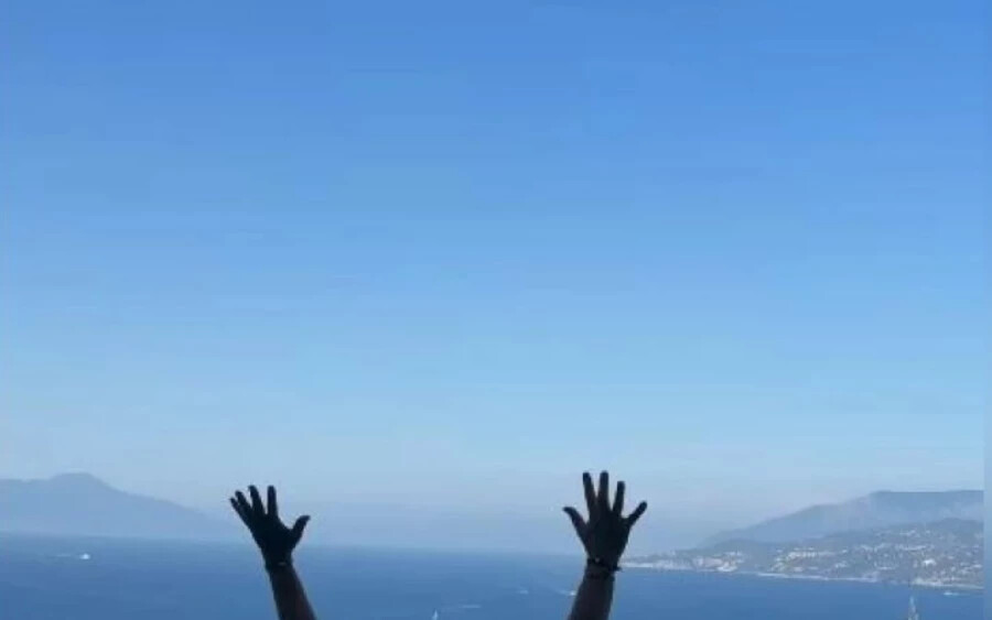 Népes családjának néhány tagjával élvezi a nyarat Capri szigetén (Forrás: Instagram/Boris Kollár)