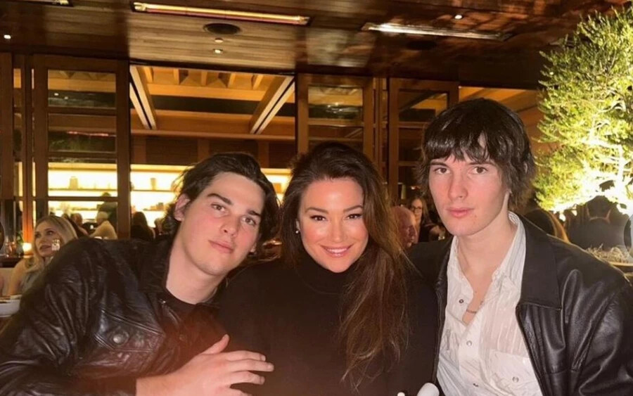 Keely a fiai, Paris (balról) és Dylan társaságában (Forrás: Instagram/piercebrosnanofficial)