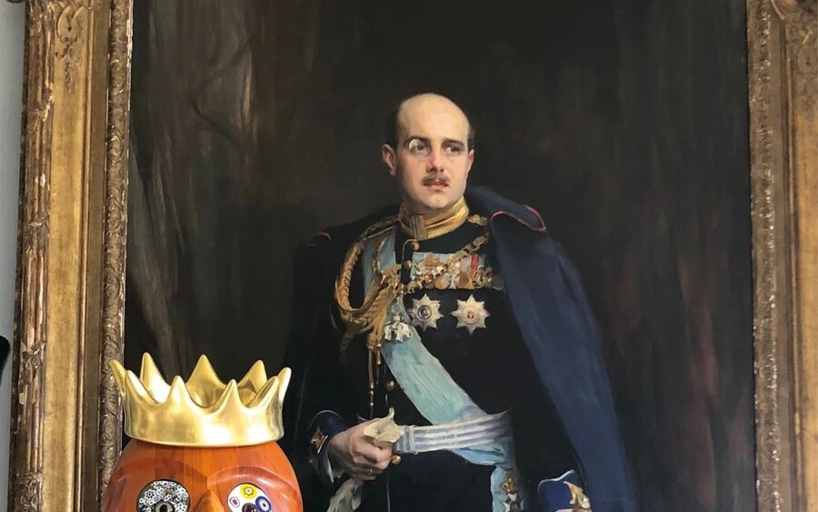 Édesapja, Kristóf görög–dán királyi herceg László Fülöp Elek által festett portréja alatt (Fotó: X/@RoyalArjan)
