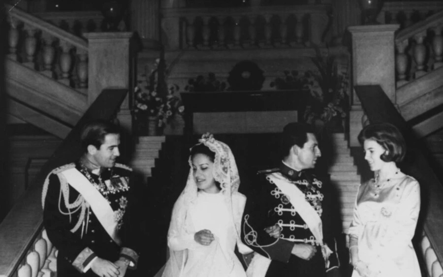 II. Konstantin görög király és Anna Mária királyné közrefogja a friss házas Mihályt és Marinát az athéni palotában, 1965-ben (Fotó: Getty Images/NMH)