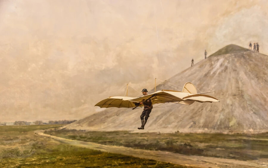 Otto Lilienthal volt a sárkányrepülőgépek használatának úttörője - gyakorlatilag ő tekinthető az első modern embernek, aki repült. 1896-ben repülés közben elromlott a járműve és lezuhant. A mai napig őt tartják a "repülés atyjának", és a híres Wright-fivérek is az ő ötleteire támaszkodtak. 