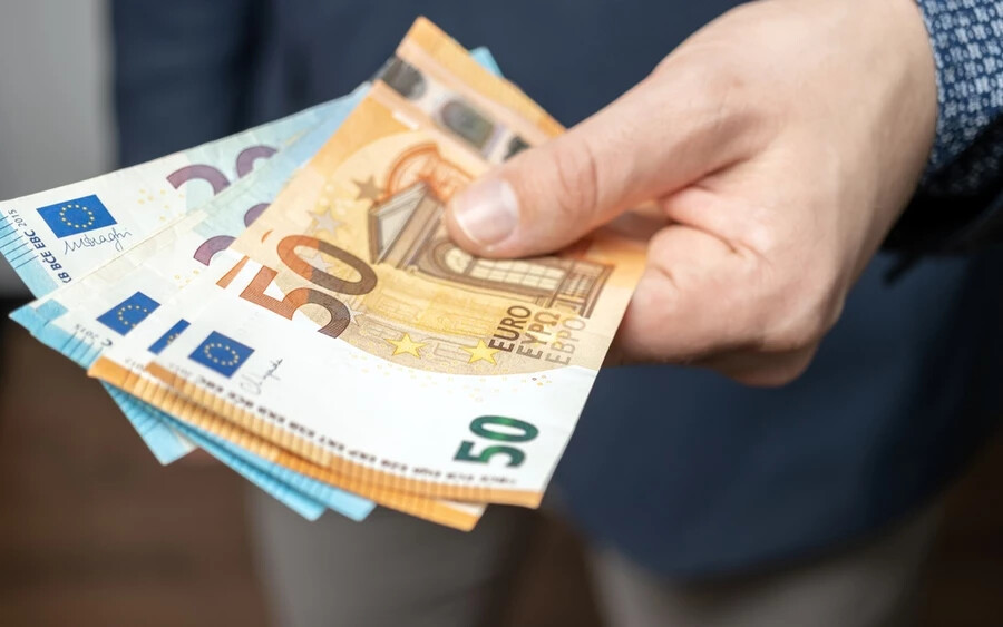 Az Eurostat adatai szerint nettó átlagbérek tekintetében Svájc vezeti a listát 85 582 eurós éves nettó átlagfizetéssel. Ezt követi Izland és Luxemburg 53 885, illetve 49 035 euróval, míg az uniós átlag 28 217 euró.