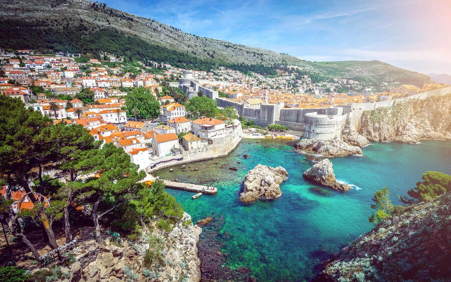  Dubrovnikban megbírságolják, ha kerekes bőröndöt húz maga után, mivel nagy zajt csap vele az utcákon lévő kövek miatt. A csomagszállítást a szállodákba és apartmanokba egy helyi cégnél kell lefoglalni és kifizetni, amely elviszi a bőröndöket a célállomásig. Olaszországban pénzbírsággal sújtják a szökőkutakban való fürdést és a műemlékek megrongálását. A bírságok 500 eurós és ennél nagyobb összegű bírsággal fenyegetnek.