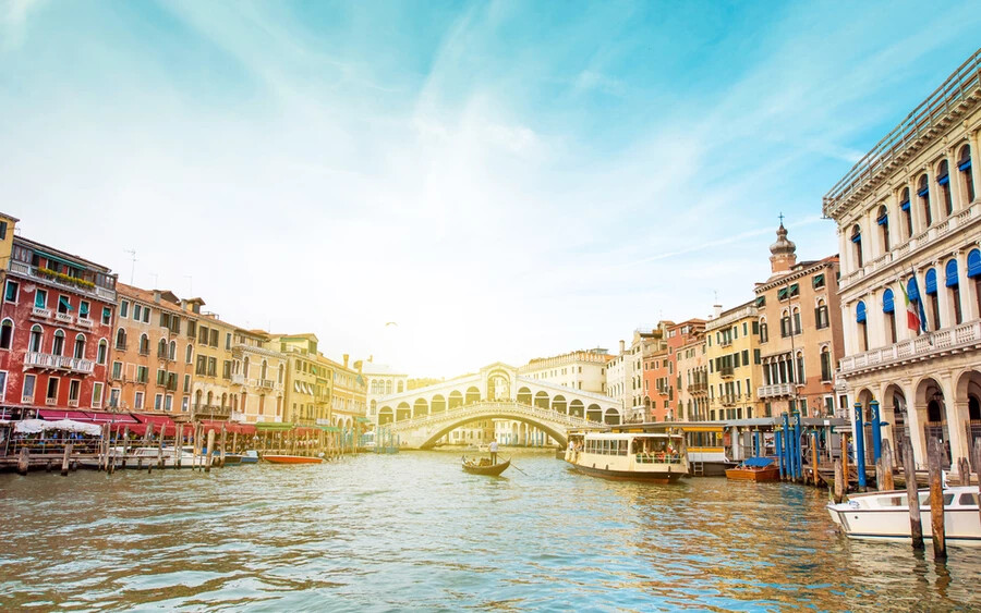 A Canal Grande egy vízi út, Velence "főutcája", amelyet pazarabbnál pazarabb épületek szegélyeznek. Míg a gondolák romantikus élményt nyújtanak, a nyilvános traghetto költséghatékony alternatíva a csatorna felfedezésére.