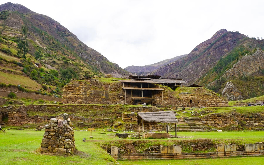A chavín civilizáció a mai Peru területén helyezkedett el, virágkora körülbelül a Kr. e. 15. század és a Kr. e. 5. század közé tehető - tehát ez a civilizáció előzte meg az inkákat, akiknek minden vívmánya a chavín kultúrára épült. A szobraik, festményeik, kerámia alkotásaik és más műalkotásaik világhírűek. Városközpontjuk zarándokhely volt, ma az UNESCO világörökségi helyszínei közé tartozik. Hihetetlenül fejlett építészettel és vízvezetékrendszerrel rendelkeztek. 