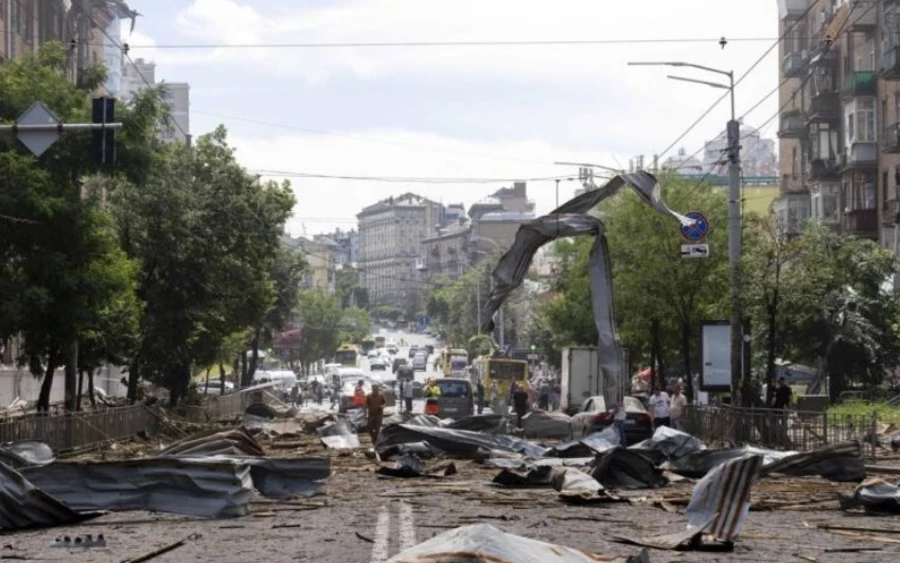 A vádirat szerint Siman körülbelül három héttel Ukrajna orosz megszállása után Kijevbe ment, ahol csatlakozott a Karpatszka Szics egységhez. Ott alapkiképzést kapott, felfegyverezték, és egy 11 másik önkéntesből álló csoporttal együtt Irpin és Bucsa városokba ment járőrözni. Az akta szerint azonban Siman ott elesett katonák és civilek holttestét fosztotta ki.