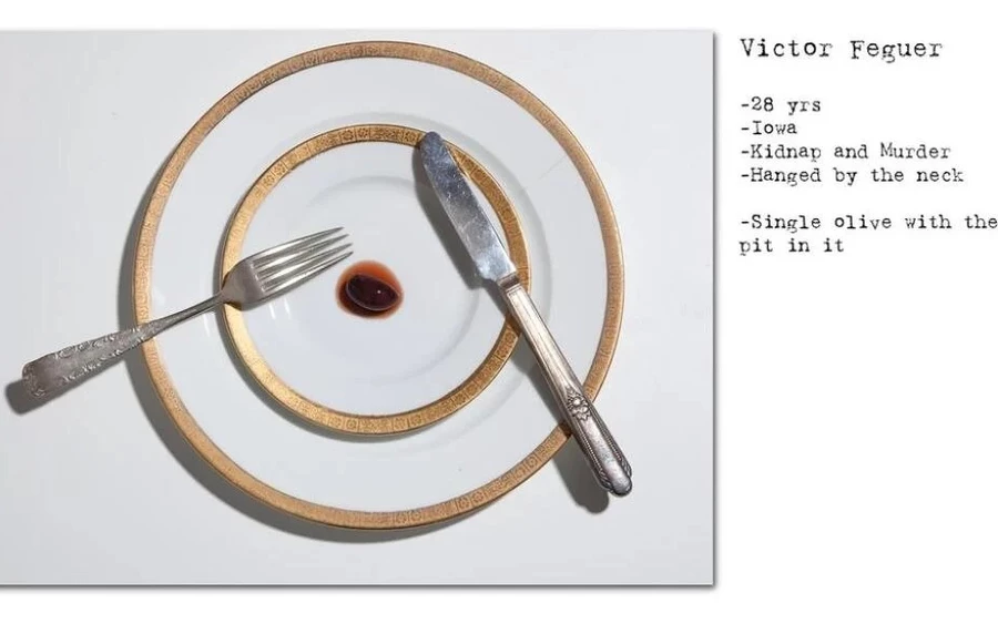 A fotón Victor Feguer utolsó vacsorája látható, akit 28 évesen, emberrablás és gyilkosság miatt kötél általi halálra ítélték Iowában. Mindössze egy olajbogyót rendelt. 