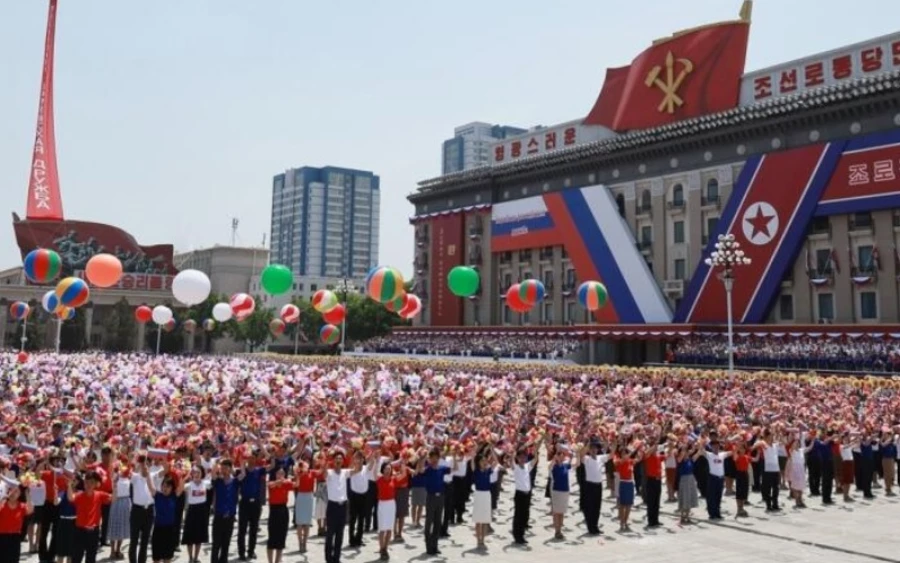 A kínai határhoz közeli Szamcshonban Észak-Korea egy úgynevezett „szocialista utópiát” épít. Szamcshon „egy magasan civilizált hegyi város modelljeként” szolgál majd, új lakásokkal, szállodákkal, síparadicsommal, kereskedelmi, kulturális és egészségügyi létesítményekkel - írja a Reuters.