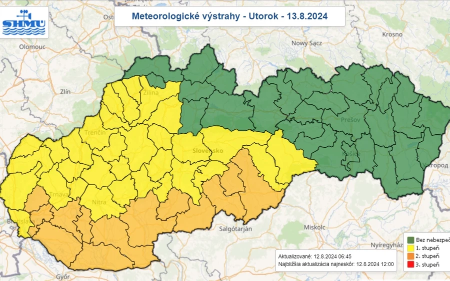 A meteorológusok szerint a narancssárgával jelölt járásokban akár 35 Celsius-fok is lehet. A Szlovák Hidrometeorológiai Intézet hozzátette, ma derült vagy részben felhős lesz az ég, később nyugaton felhők jelennek meg. Kedden sem lesz sokkal jobb a helyzet. 13 déli régióra adtak ki másodfokú riasztást, és több járásra elsőfokút.