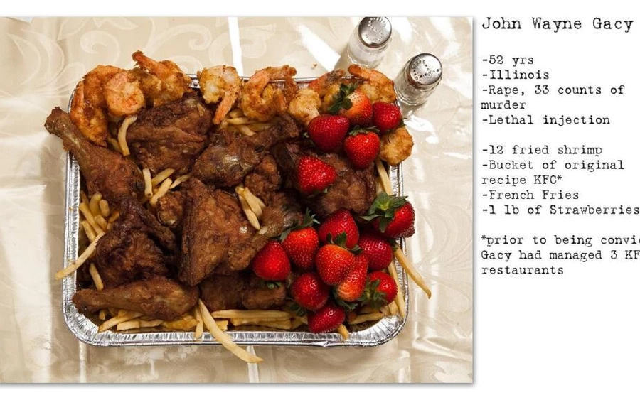 John Wayne Gacy-t 52 évesen ítélték halálra méreginjekcióval Illinois államban, nemi erőszak és 33 gyilkosság miatt. Utolsó vacsorájára Gacy 12 sült garnélarákot, egy vödör KFC-t, sült krumplit és egy kiló epret kért. Elítélése előtt Gacy három KFC éttermet üzemeltetett.