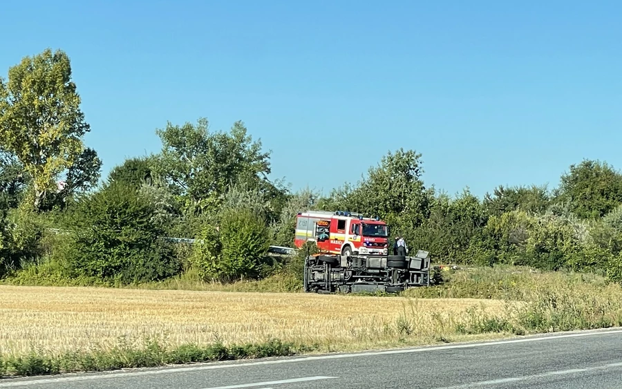 BALESET: Mezőre borult a 63-as útról egy kamion Dunaszerdahelynél (FOTÓK)