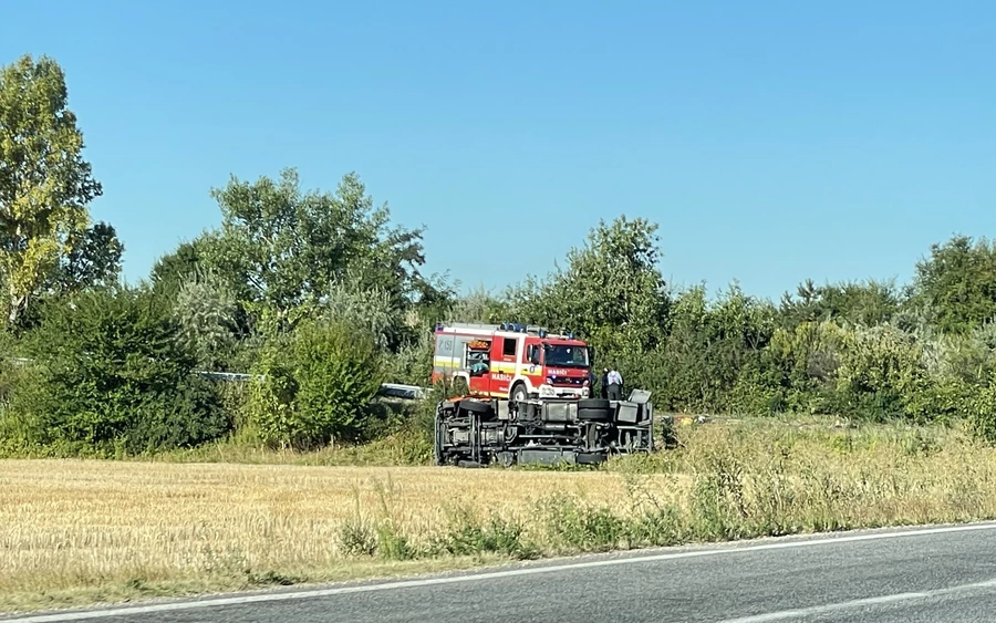 BALESET: Mezőre borult a 63-as útról egy kamion Dunaszerdahelynél (FOTÓK)