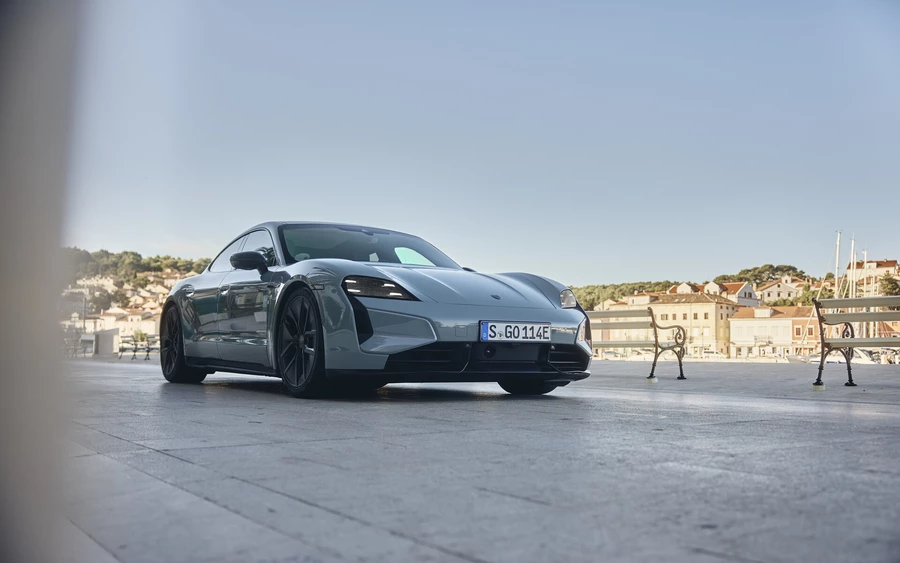 Elektromos Porsche Taycannal Horvátországba: az akkumulátor töltése rövidebb ideig tartott, mint a dízel vagy benzin tankolása