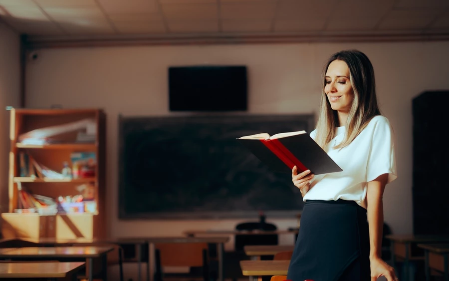 A ZMOS elnöke úgy látja, hogy a pozsonyi régióban a legmarkánsabb a tanárhiány, különösen a fővárosban. A Kassai kerületben is kritikus a helyzet, ez a régió a demográfiai változások és a munkaerő elvándorlása miatt szenved tanárhiánytól. Jelentős hiányra mutatott rá továbbá a Besztercebányai kerületben is, különösen a kisebb településeken és a vidéki területeken.