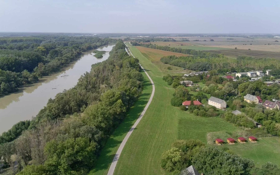 Elhúzódó árvíz, víz alatt a csallóközi sziget (FOTÓK)