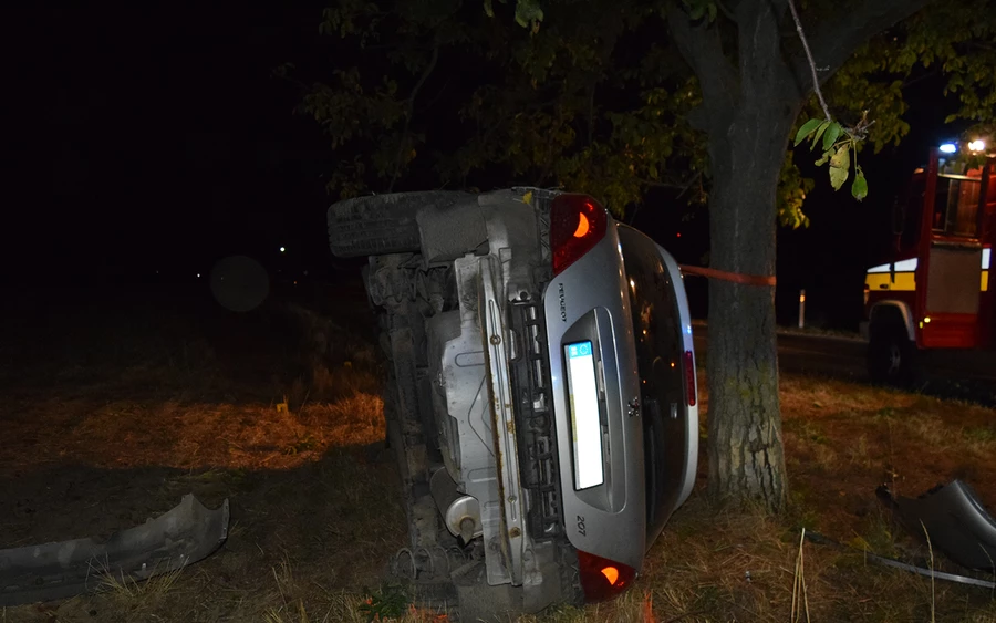 Fának csapódott, totálkárosra tört a Peugeot, amit egy 19 éves férfi vezetett