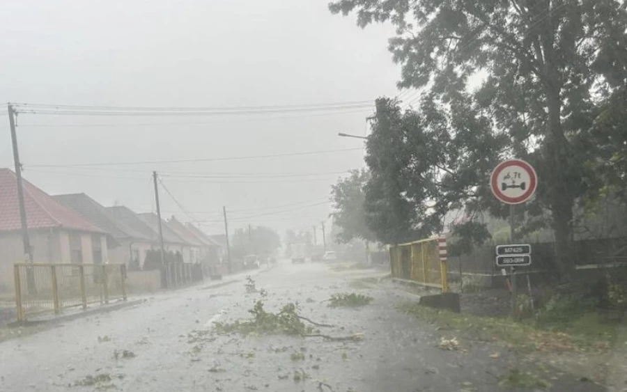 Pozsonyban reggel csak 7 fokot mutatott a hőmérő, de még hidegebbnek érződött, hiszen erős szél is fúj és zuhog az eső. A tvnoviny.sk információi szerint a fővárosban a tűzoltóknak már 14-szer kellett beavatkozniuk. 