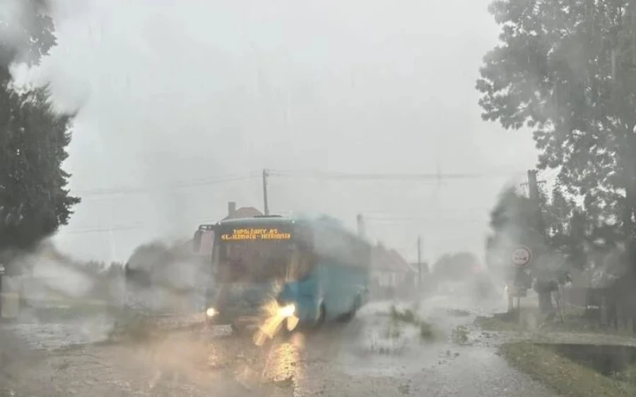 Pozsony, Trencsén, Nyitra, Nagyszombat és Zsolna megye egyes járásaira másodfokú figyelmeztetést adtak ki az eső miatt. Besztercebánya megye teljes területén elsőfokú figyelmeztetés lesz érvényben pénteken, valamint a Gölnicbányai, a Rozsnyói, az Iglói, a Késmárki, a Lőcsei, a Poprádi és az Ólublói járásban is.