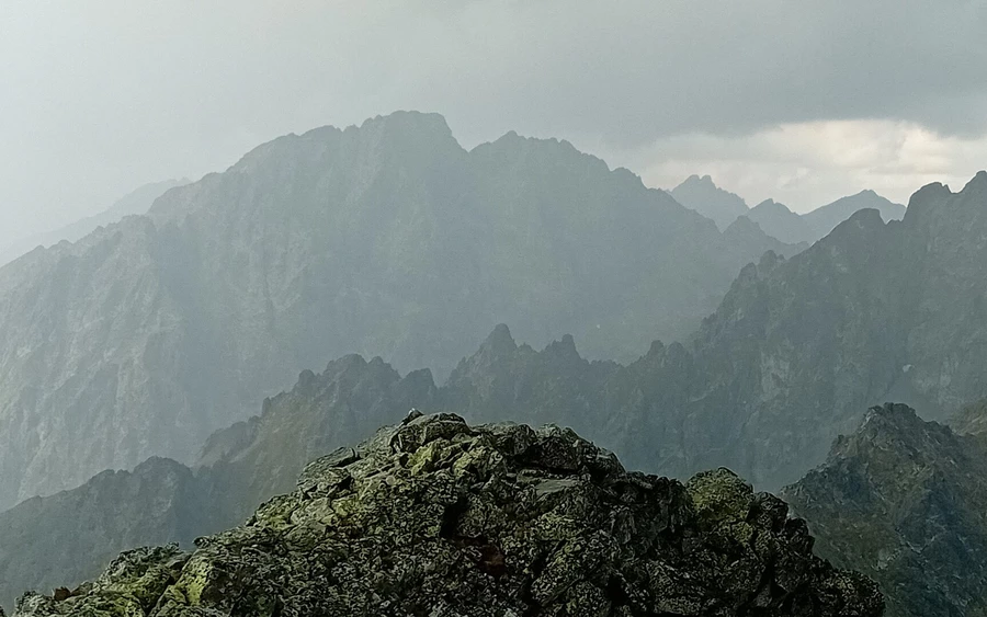 Háttérben a Gerlachfalvi-csúcs a Nagyszalóki tetejéről (Vataščin Péter felvétele)