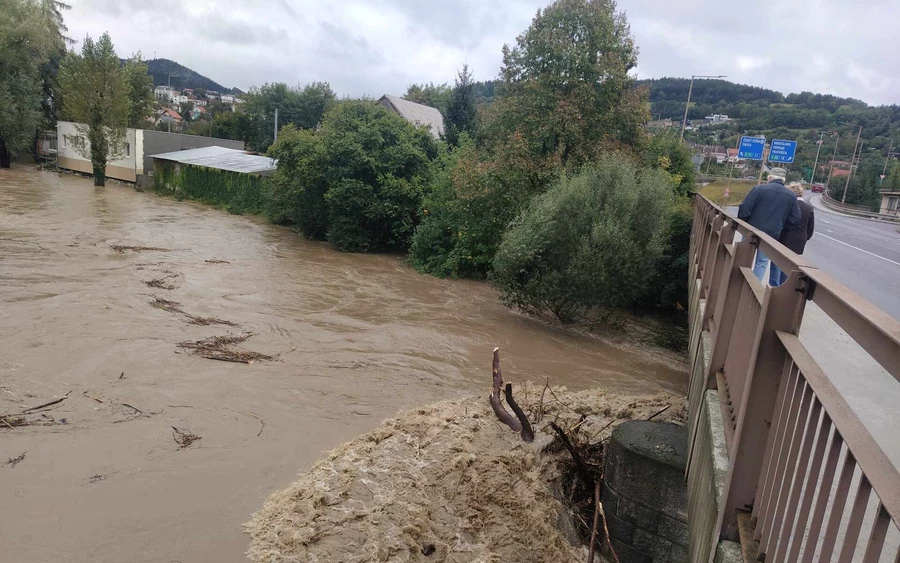 Óriási a készültség egyes városokban, mindent elsodorhat a víz (FOTÓK)