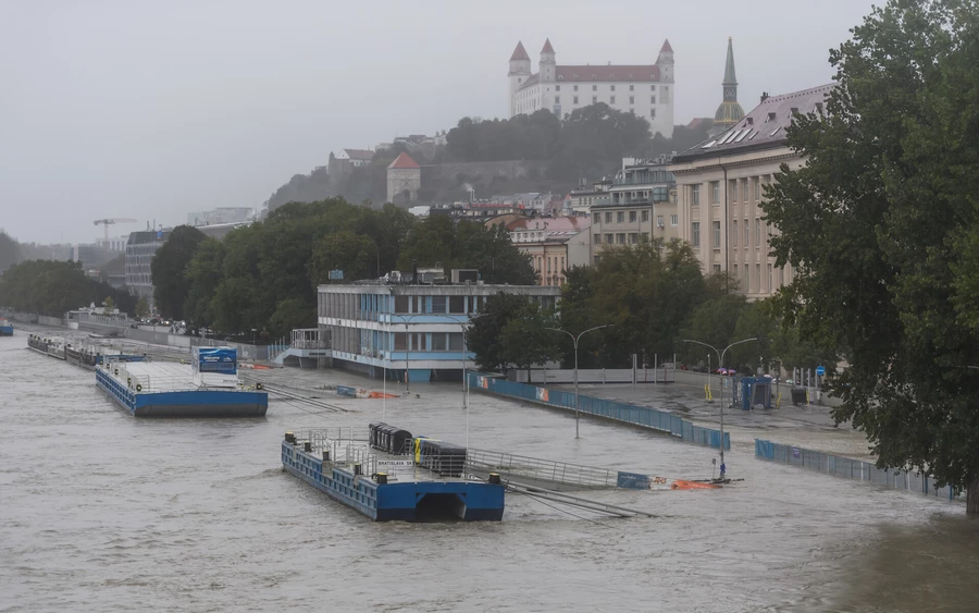 FOTÓK: Így tetőzött a Duna Pozsonynál