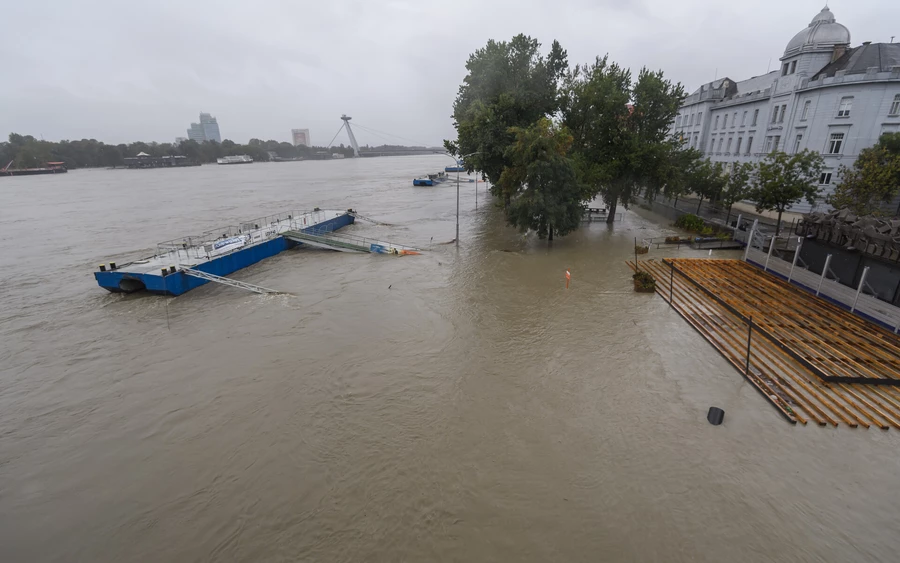 FOTÓK: Így tetőzött a Duna Pozsonynál