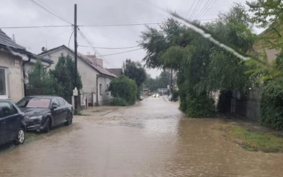 Beránek hangsúlyozta, hogy időjárás-előrejelzés soha sem teljesen pontos. A területünk szerinte egy markáns fronthatáron van, mivel nyugatra sokkal hűvösebb a levegő, mint keletre, ha a fronthatár a vártnál 50 kilométerrel távolabbra kerül, máris problémás a napi előrejelzés.