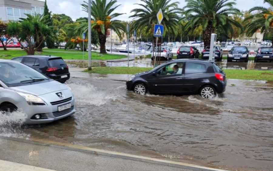 Horvátország más részein is özönvízszerű esőzések pusztítottak. Többen a háborgó tengerről és a heves esőről töltöttek fel videókat a közösségi oldalaikra. Zadarban is elöntött utcákról osztottak meg fotókat a turisták. 