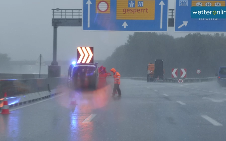 Egy egész autópálya víz alá került Ausztriában (FOTÓK)