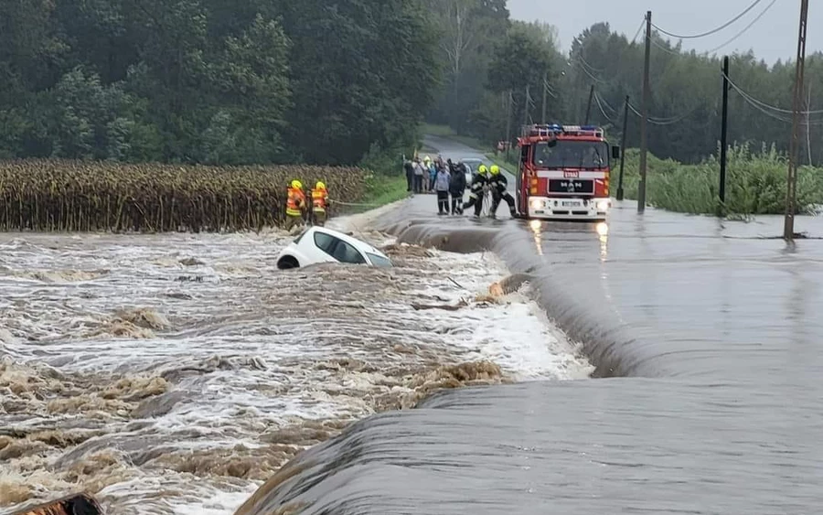 Kalków városában szintén óriási áradások vannak, több autót is elsodort magával a víz.