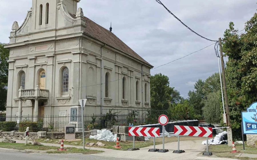 A kompkikötő mögötti nyaralók udvarában már bent a víz