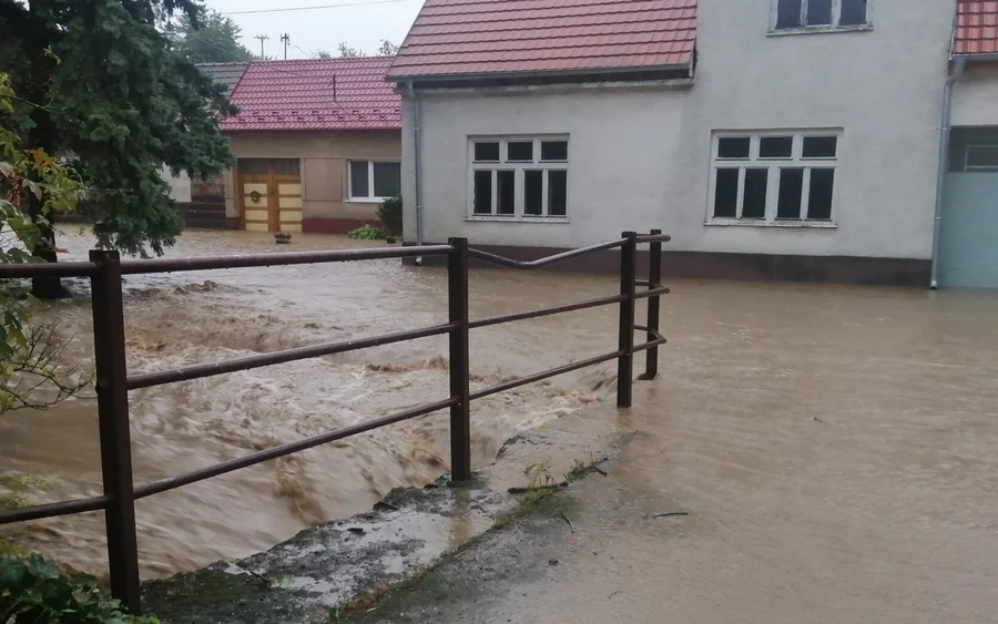 Döbbenetes fotókon az áradás, centiméterekre vagyunk a katasztrófától